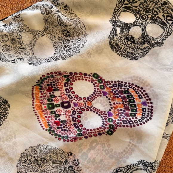 Skull Pattern Scarf - Black piping and light blue background - Picture 5 of 7